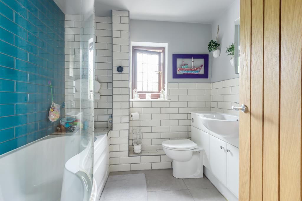 Property photo 3 of 9 Bathroom