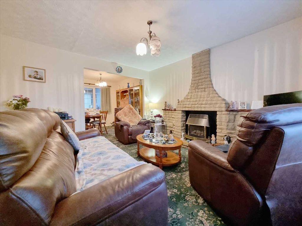 Property photo 2 of 10 Lounge: