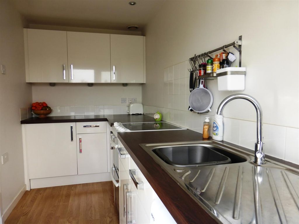 Property photo 3 of 12 Kitchen