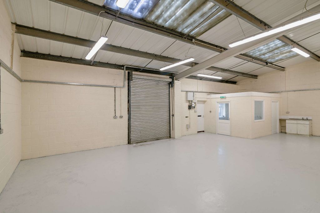 Property photo 3 of 13 8699896-Interior10-800