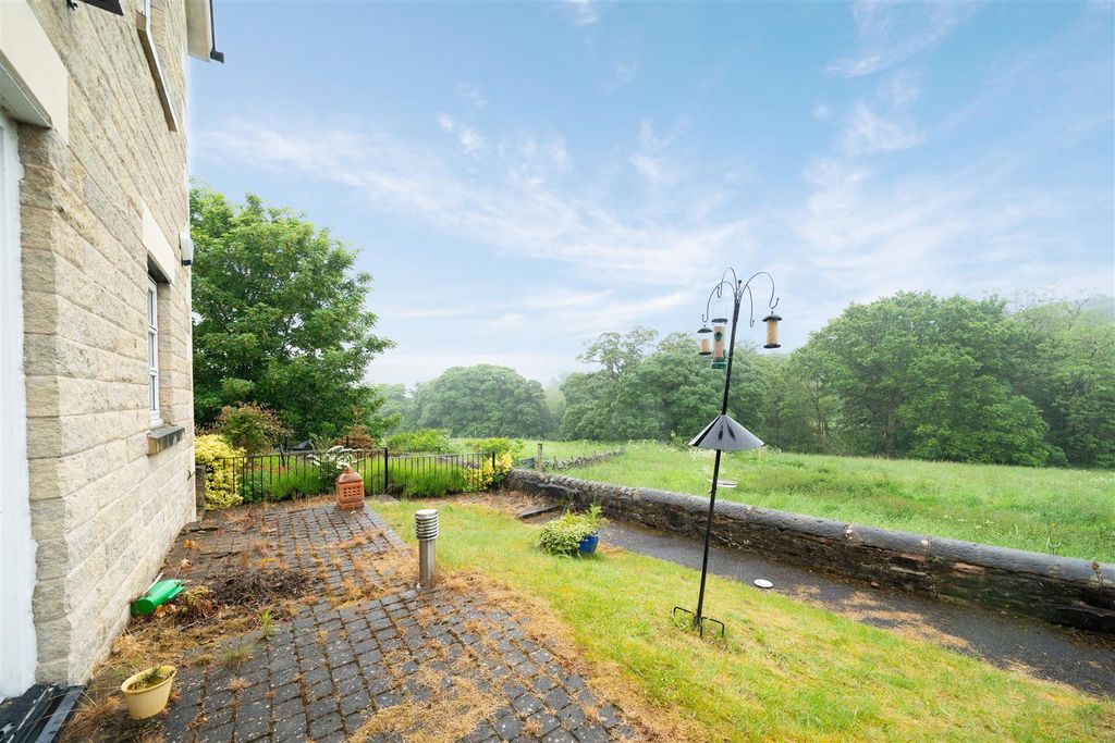 Property photo 3 of 17 Garden.Jpg