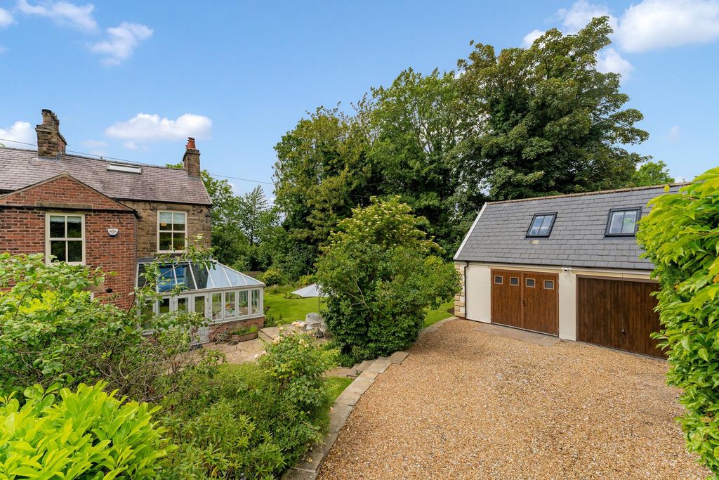Property photo 1 of 43