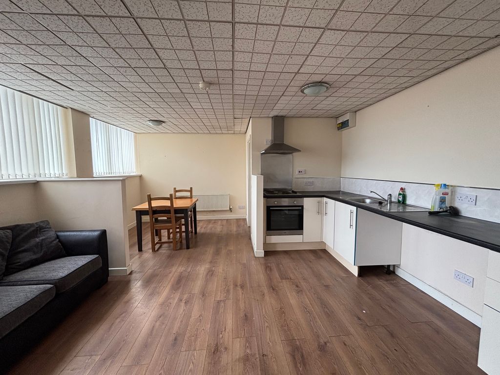 Property photo 1 of 10 Laminate Floor
