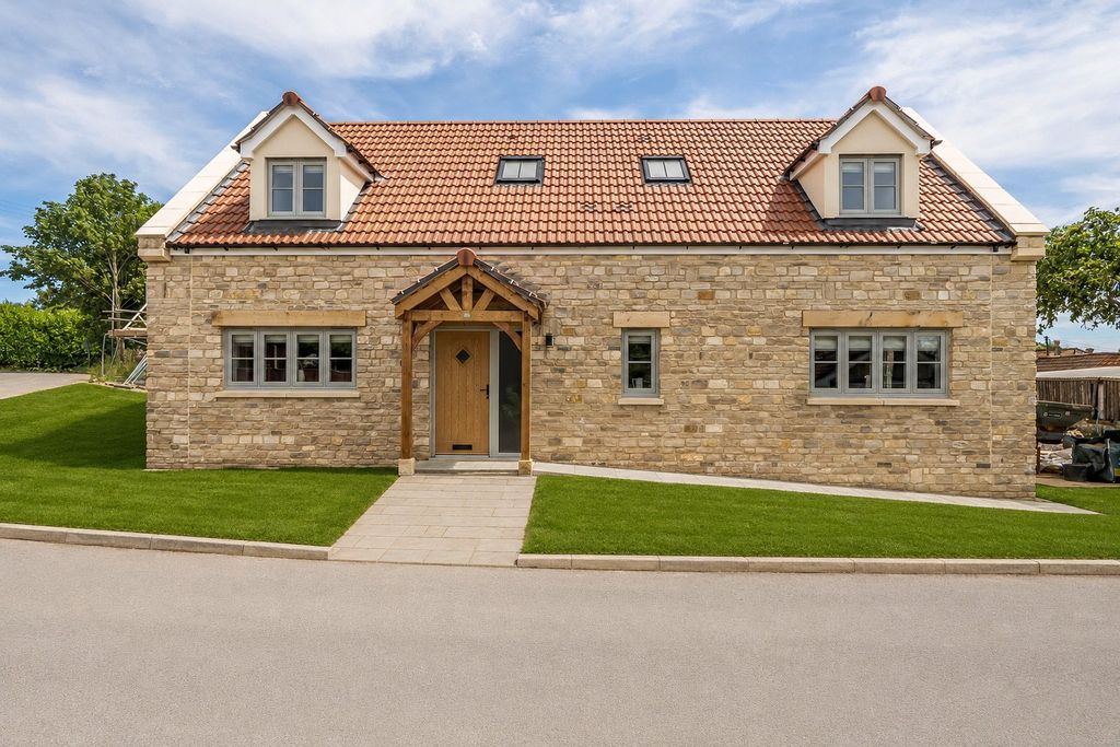 Property photo 2 of 16 Littlemead