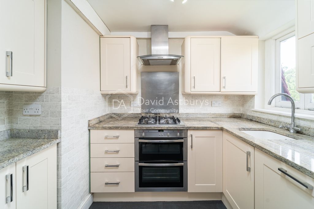Property photo 3 of 10 Ndb07761-Edit