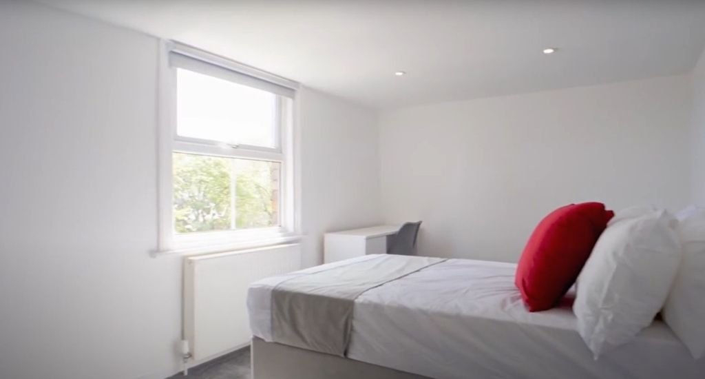 Property photo 3 of 5 Bright And Inviting Double Bedroom Featuring A Coz...