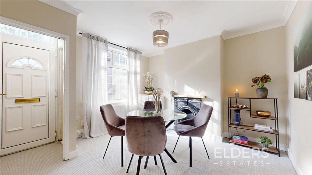 Property photo 3 of 14 Lounge