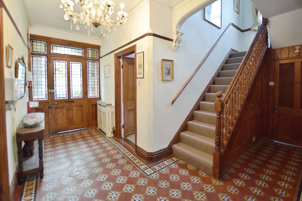 Property photo 3 of 36 Entrance Hall
