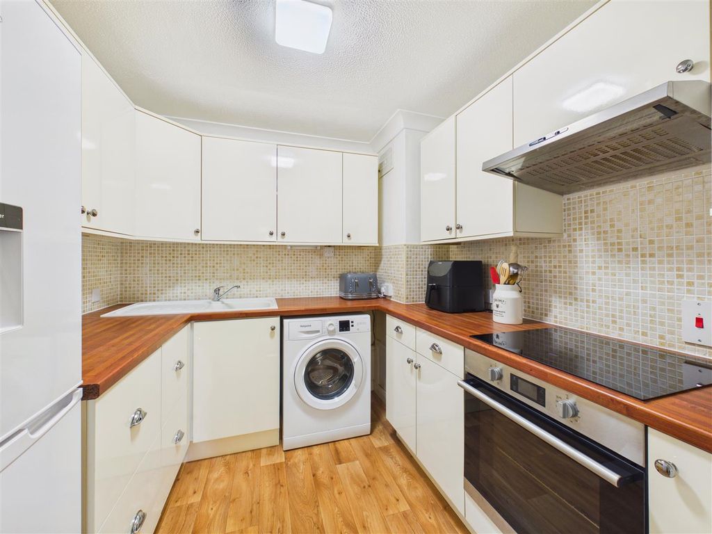 Property photo 3 of 10 Kitchen