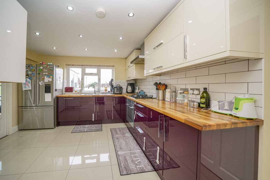 Property photo 2 of 19 126-Long-Chaulden-0962