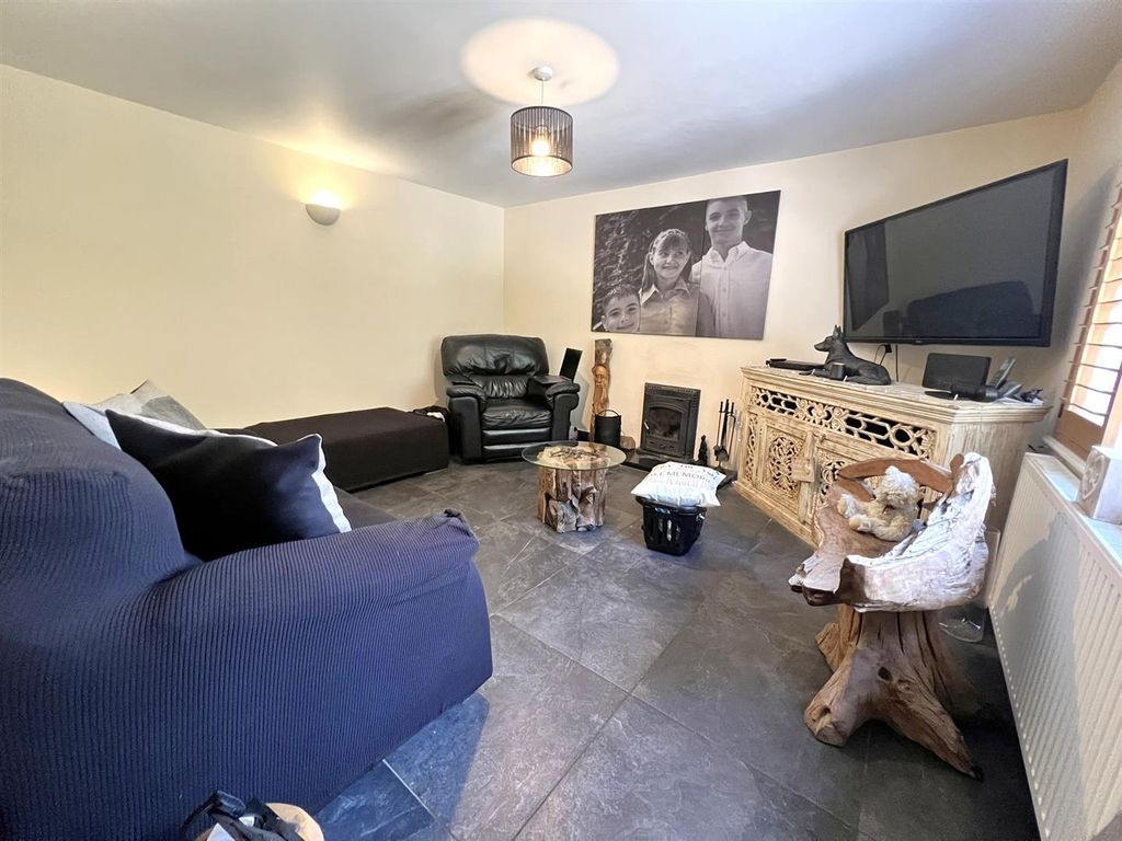 Property photo 2 of 28