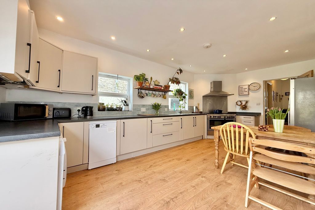 Property photo 3 of 20 18' Kitchen/Breakfast Room