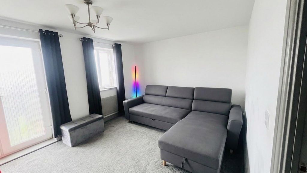 Property photo 3 of 18 Lounge