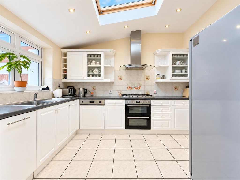 Property photo 3 of 17 Kitchen