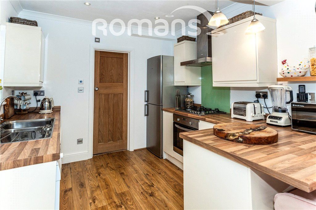 Property photo 3 of 10 Kitchen
