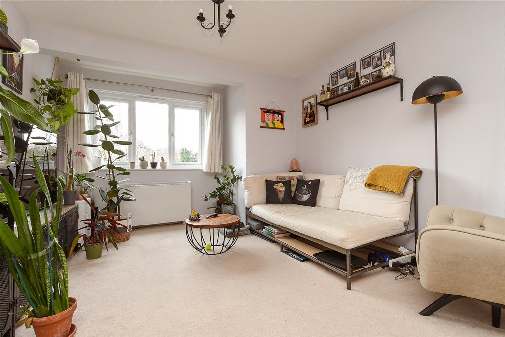 Property photo 3 of 9 Lounge