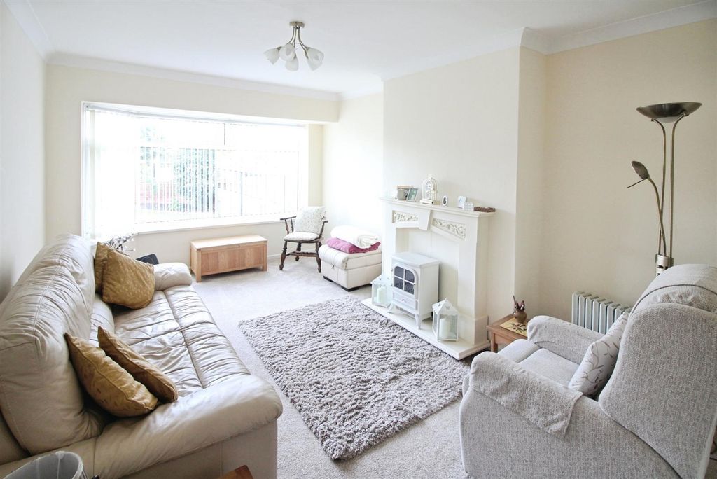 Property photo 2 of 11 Lounge