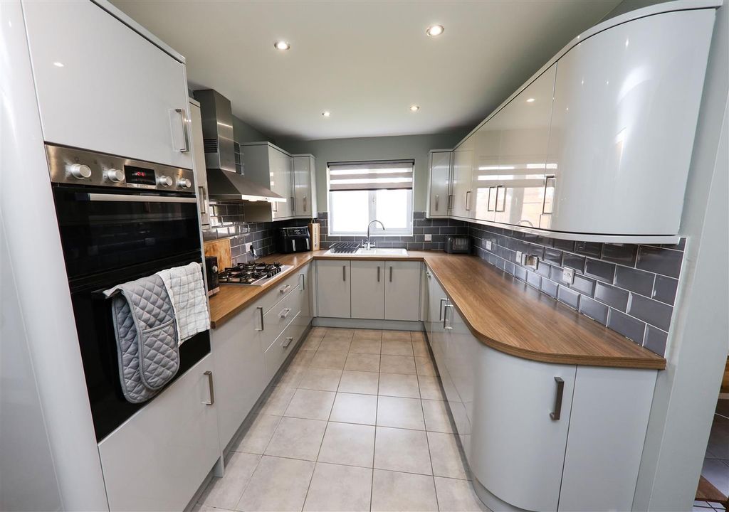 Property photo 3 of 24 Modern Fitted Kitchen