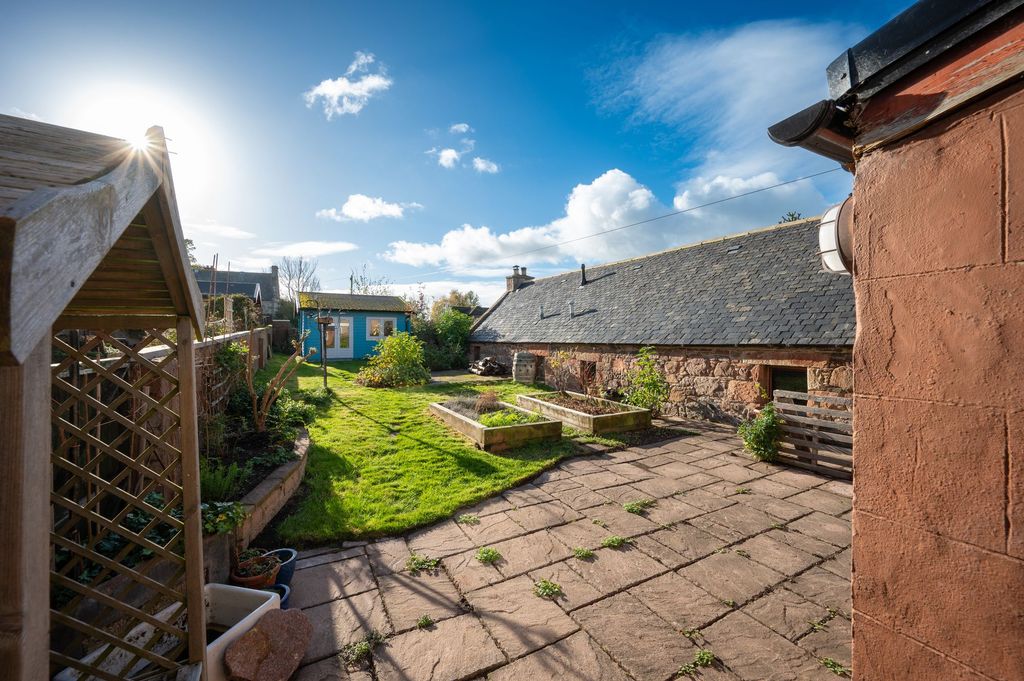 Property photo 2 of 27