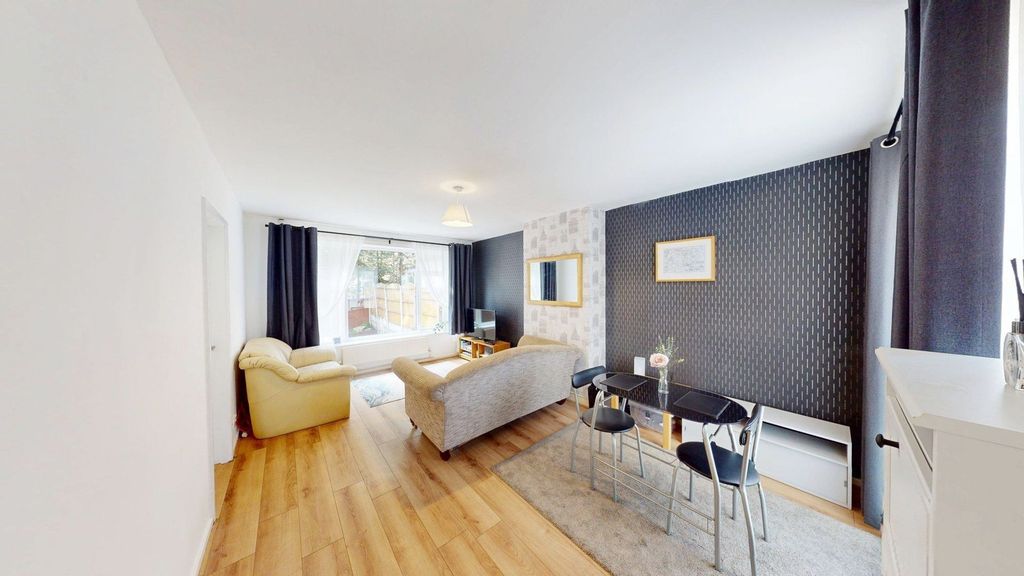 Property photo 2 of 11 Lounge