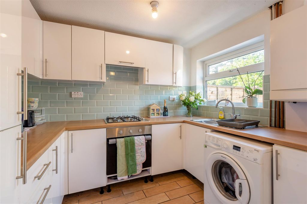 Property photo 2 of 10 8690370-Interior01.Jpg
