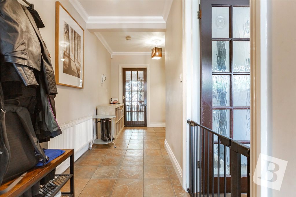 Property photo 2 of 17 Entrance Hall