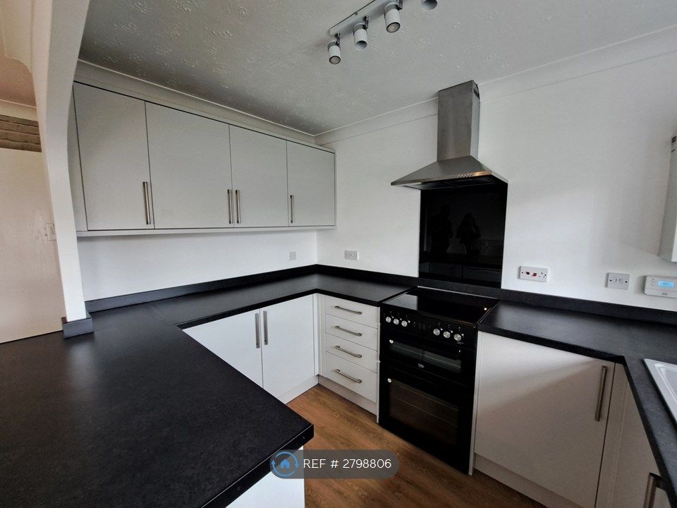 Property photo 3 of 16 Kitchen