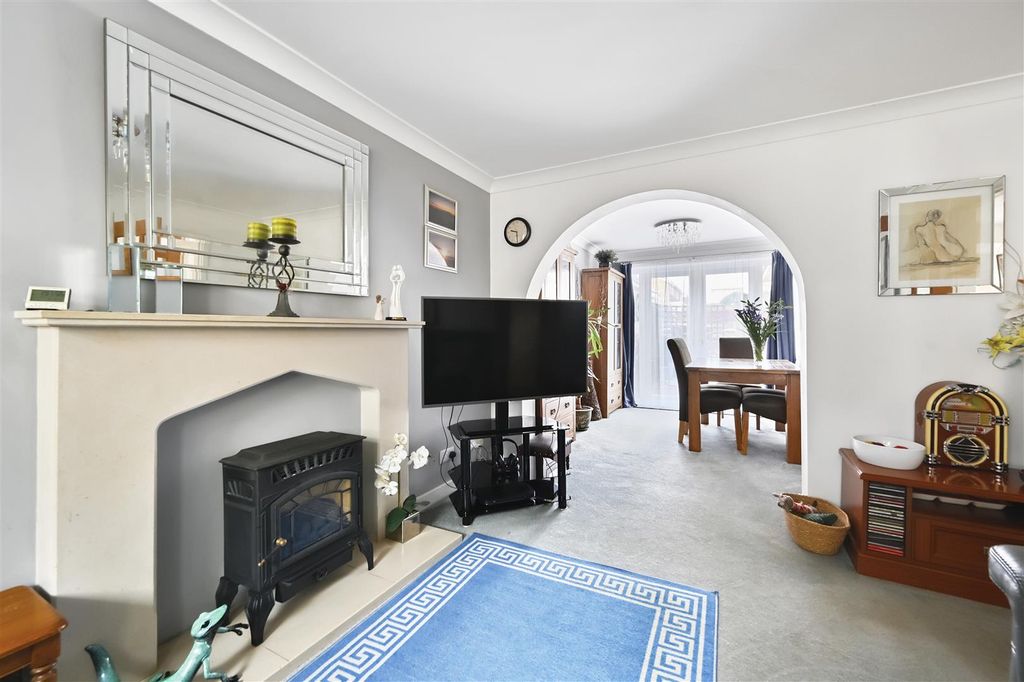 Property photo 2 of 24 7 Carfax Close - Tn395Eg - Photo (9).Jpg