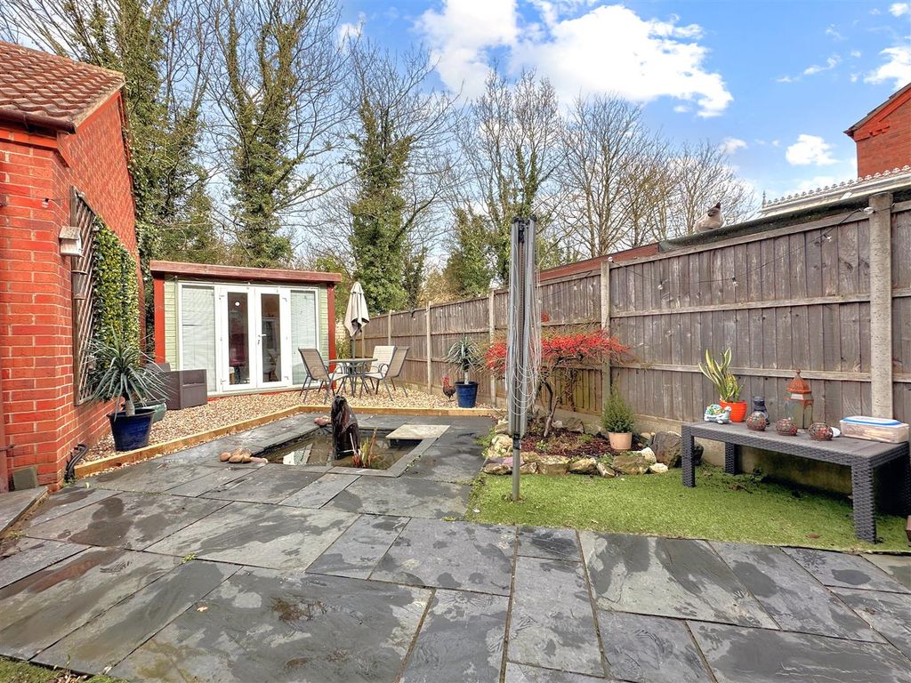 Property photo 3 of 18 Landscaped Garden 941