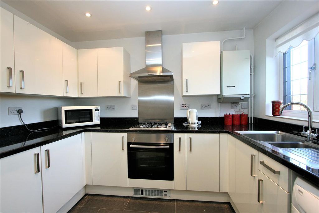 Property photo 3 of 9 Kitchen