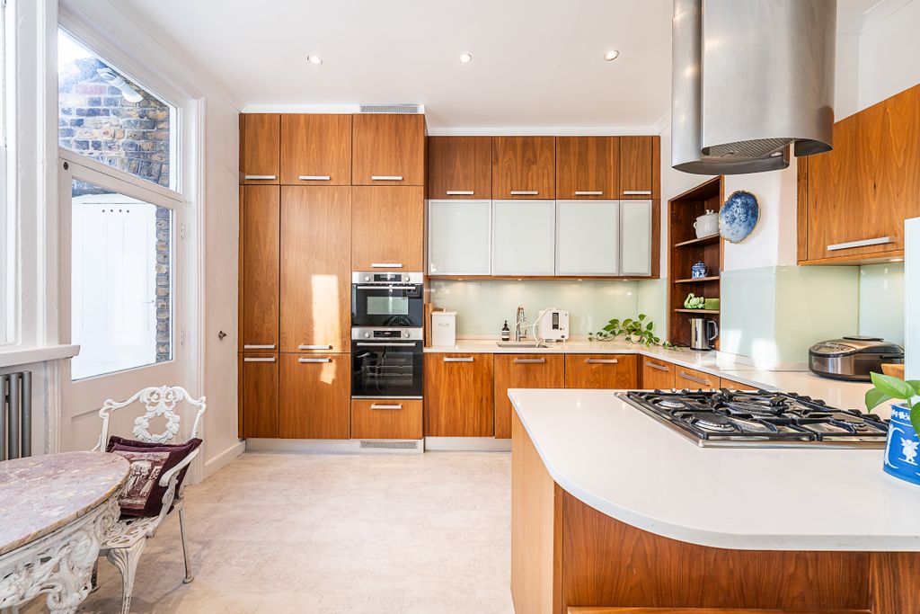 Property photo 2 of 25