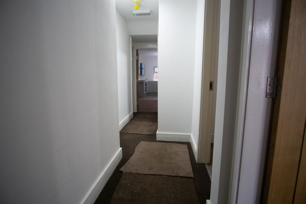 Property photo 2 of 7 Hallway