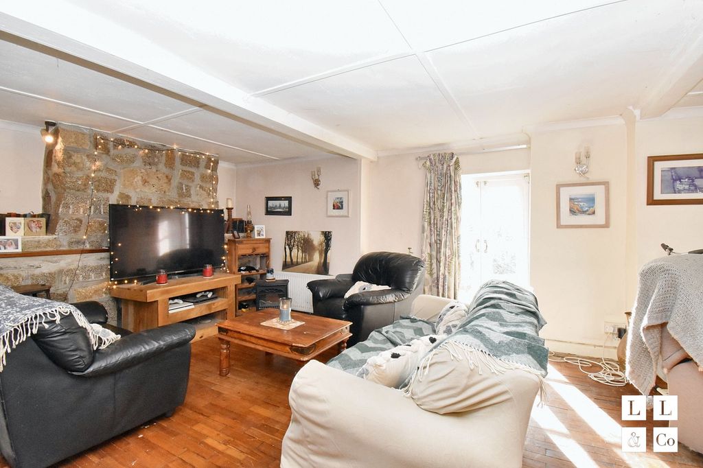Property photo 2 of 18 Sitting Room
