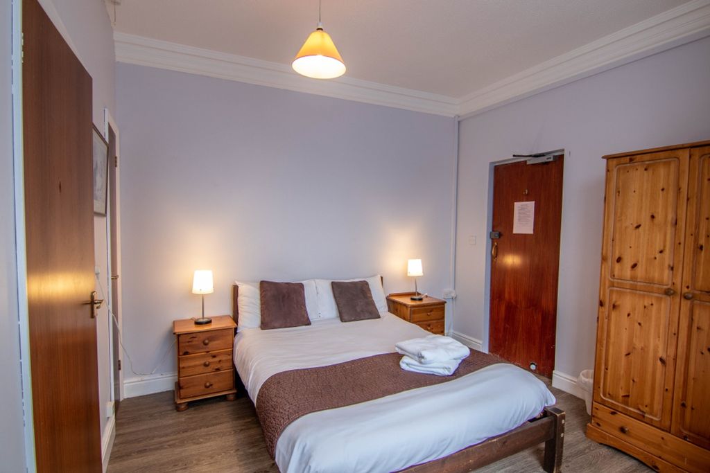 Property photo 2 of 6 A Cozy And Well-Lit Double Bedroom Featuring Styli...