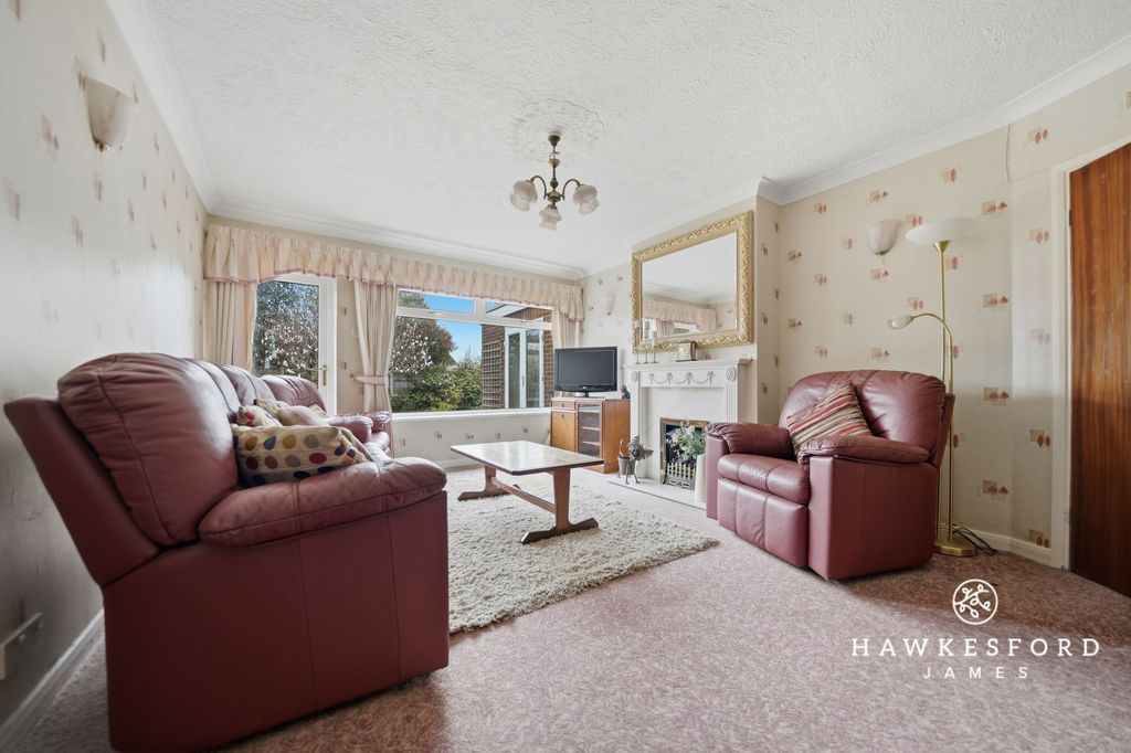 Property photo 2 of 16 Chegworth Gardens, Sittingbourne - Lounge