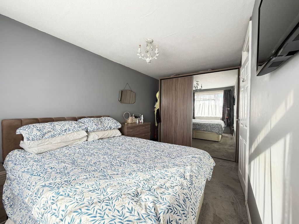 Town Tree Road, Ashford TW15 photo 5