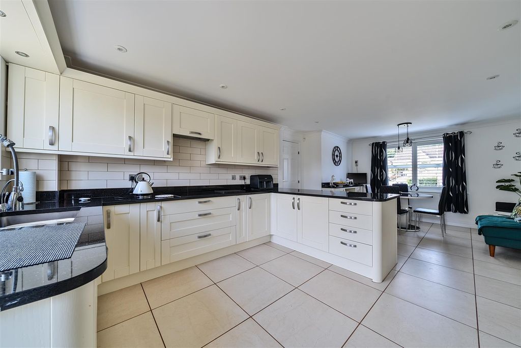 Property photo 3 of 21 23-681B979A4c0ee-1282483-Arw-23.Jpg