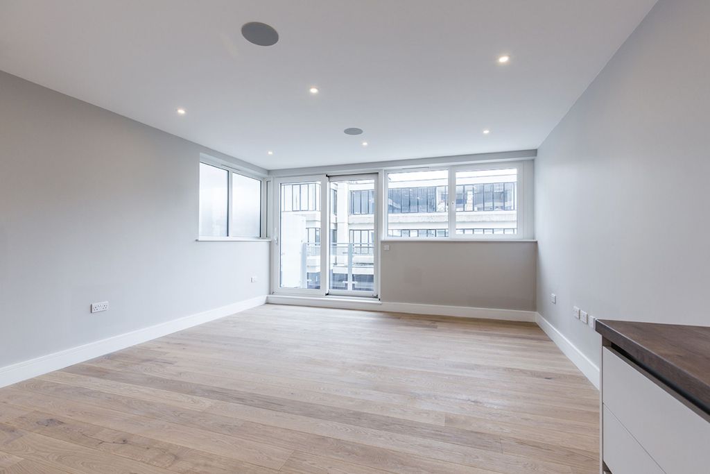 Property photo 3 of 11 Living_Room