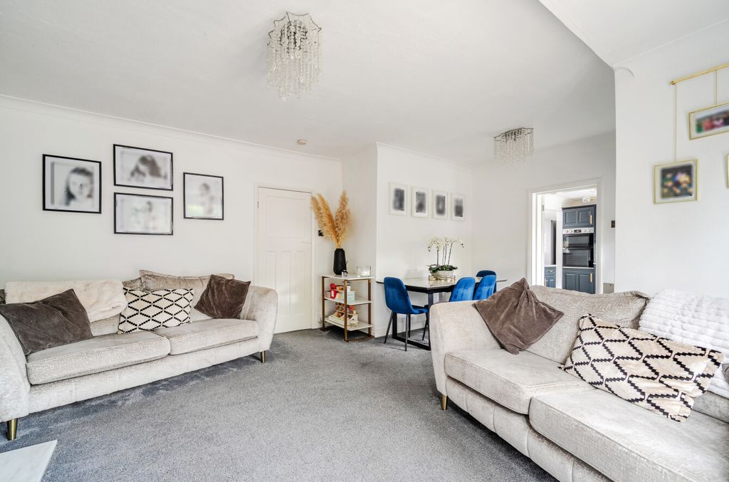 Property photo 3 of 26 1440795-17-69De7E...