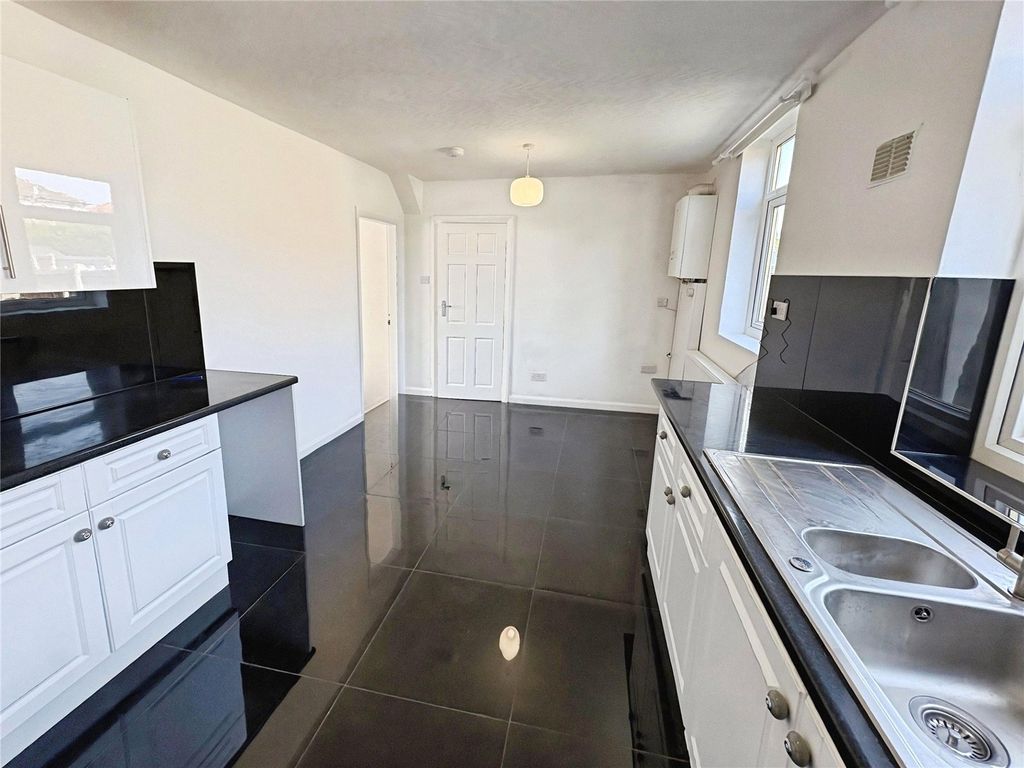 Property photo 3 of 14 Kitchen