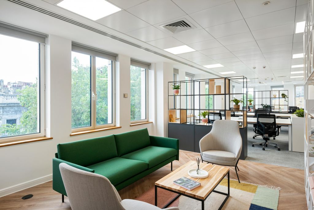 Property photo 2 of 10 39 Charing Cross Road