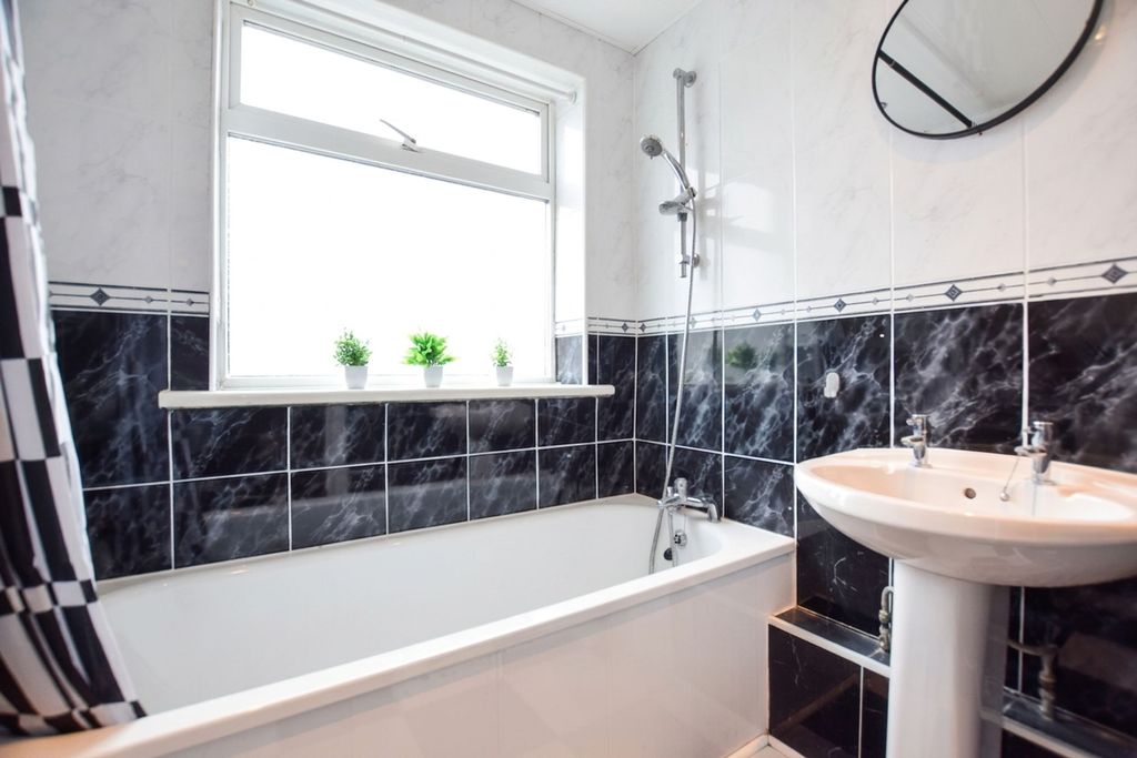 Property photo 3 of 9 Bathroom