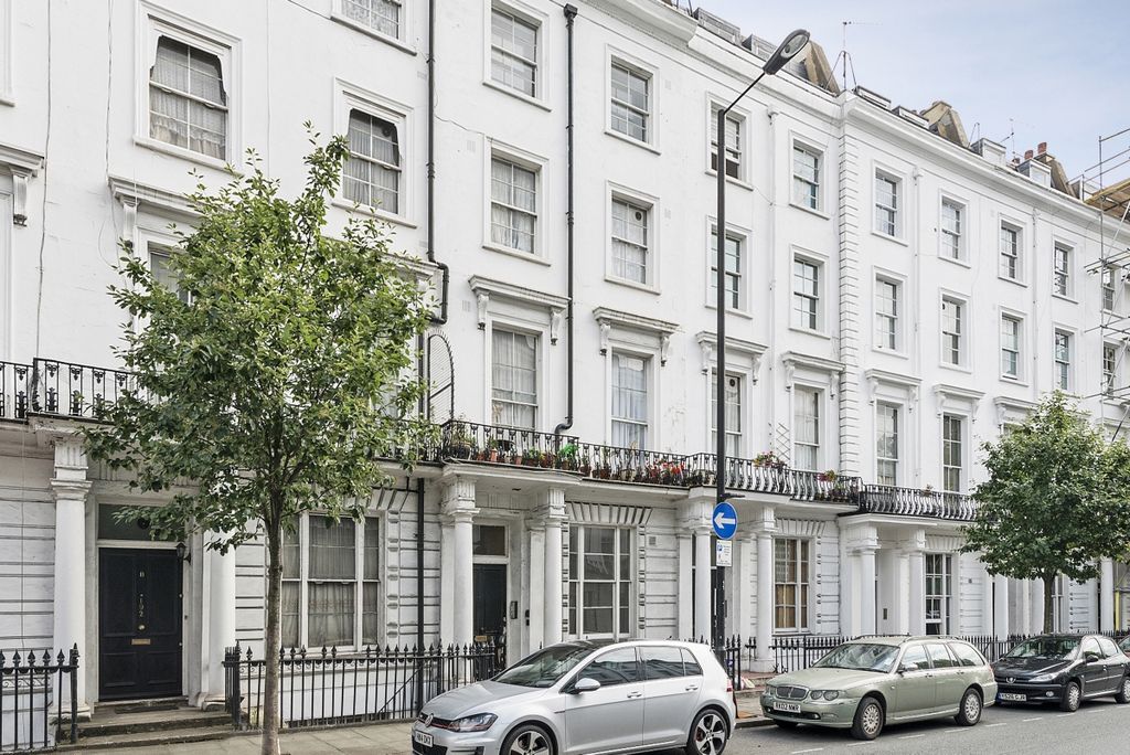 Property photo 2 of 8 External