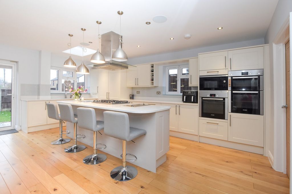 Property photo 3 of 34