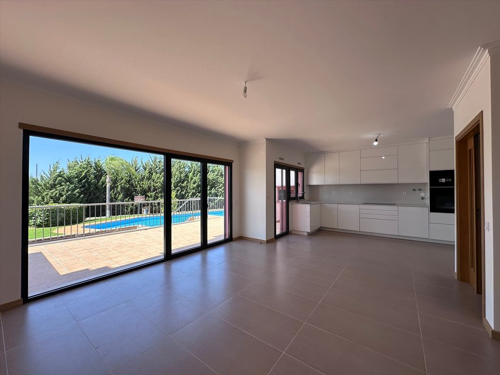 Property photo 1 of 26 3 Bedroom Villa With Pool And Garage In Guia, Albufeira