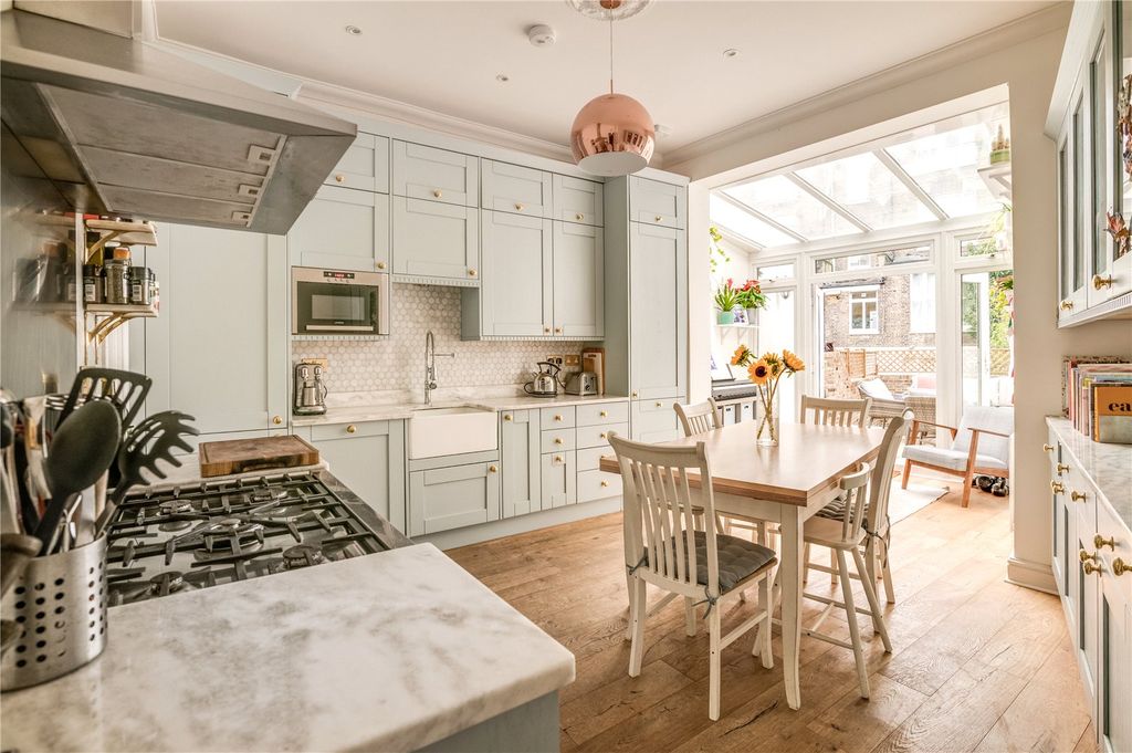 Property photo 3 of 10 Kitchen