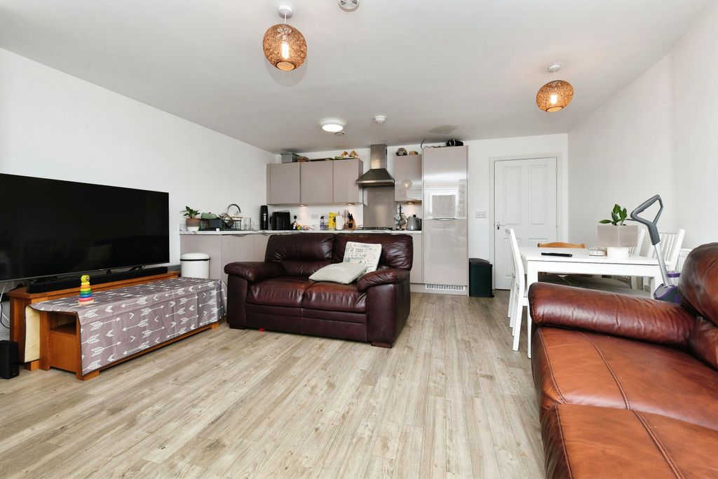 Property photo 3 of 13 Lounge