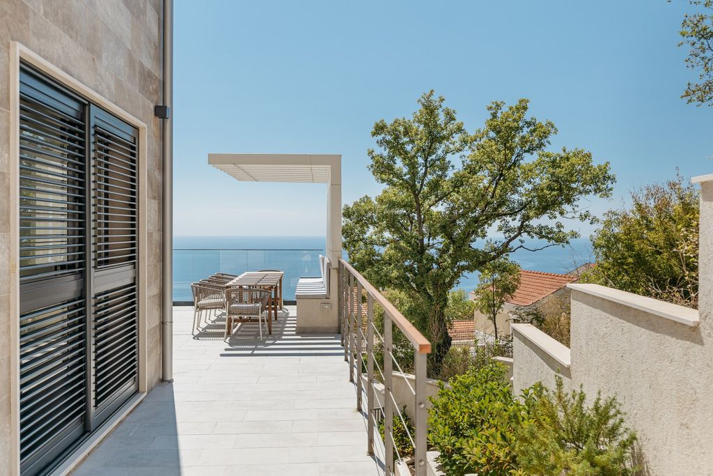 Property photo 3 of 33