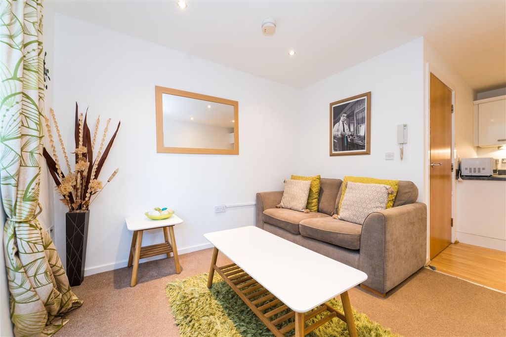 Property photo 2 of 10 Lounge