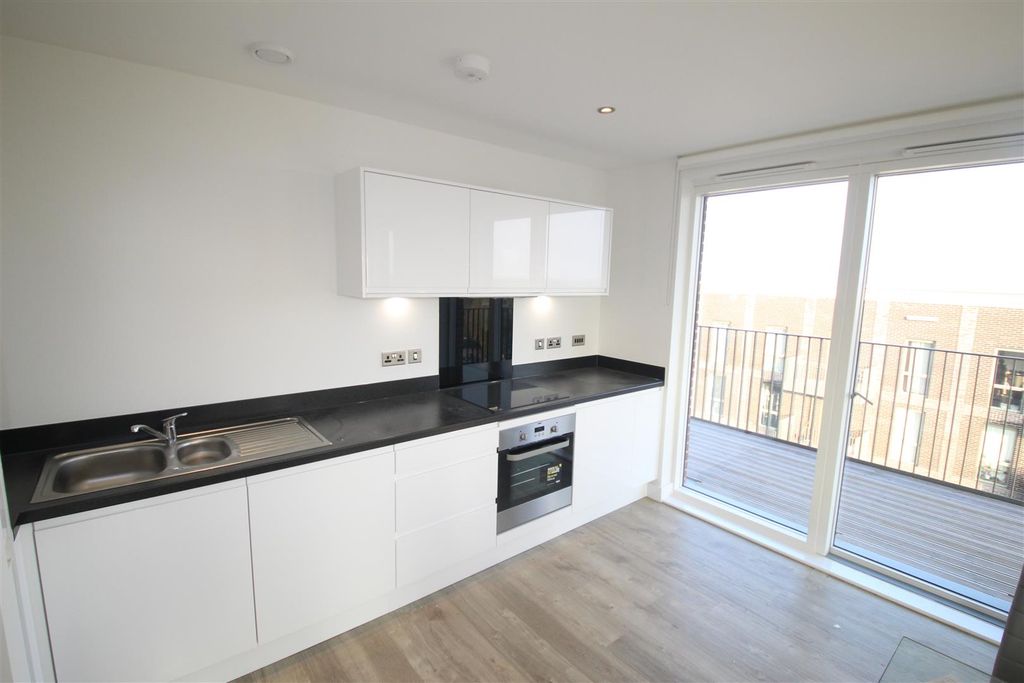 Property photo 2 of 10 Kitchen